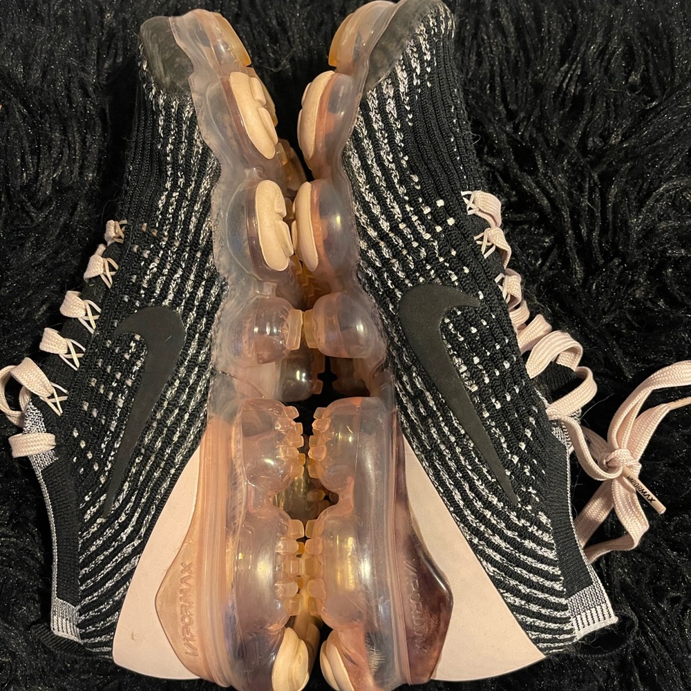 Light pink+black Nike Vapormax size 7.5